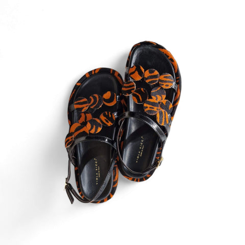 Sole - Sandalo con cinturino in pelle nero - arancio - look